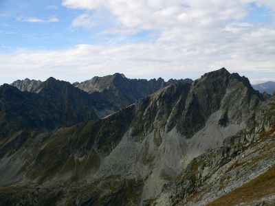 Po prawej stronie Koprowy Wierch. Od lewej Hilińska Turnia, Szczyrbski Szczyt , Hruby Wierch