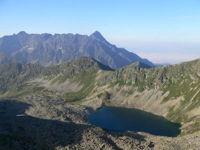 Widok z Zawratu w stronę Doliny 5 Stawów: Na pierwszym planie Zadni Staw, dalej Gładki Wierch , następny plan Hruba Kopa, Nefcerska Veza oraz Hruby Wierch, na ostatnim planie Krywań 